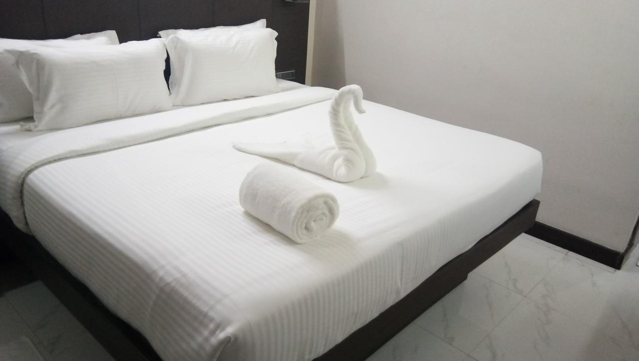 Hotel Surya Rājahmundry Esterno foto