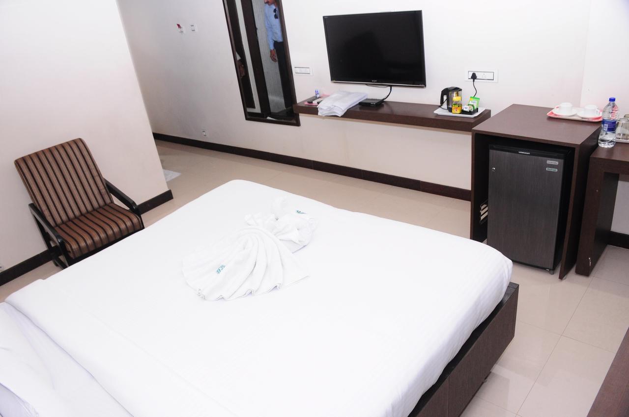 Hotel Surya Rājahmundry Esterno foto