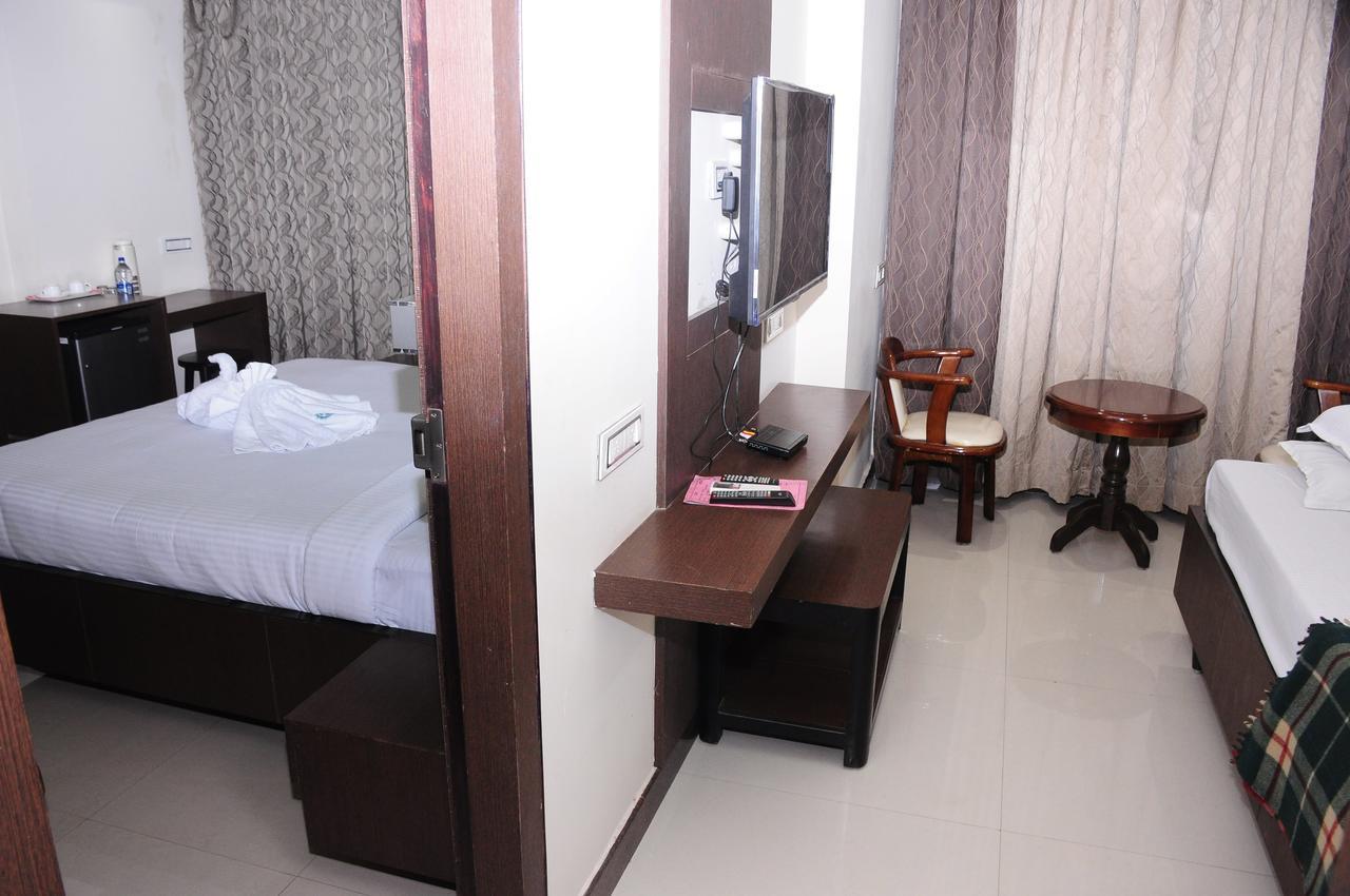 Hotel Surya Rājahmundry Esterno foto