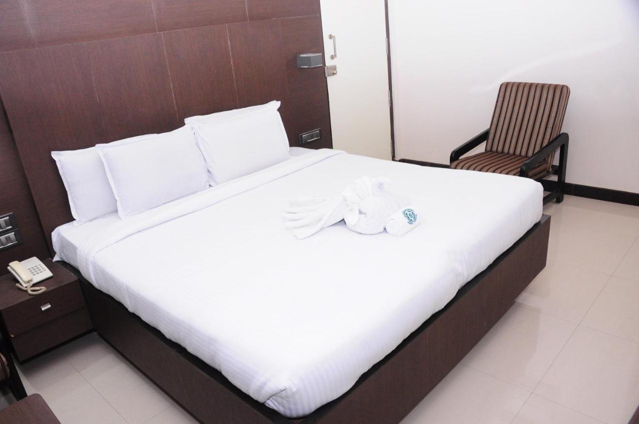Hotel Surya Rājahmundry Esterno foto