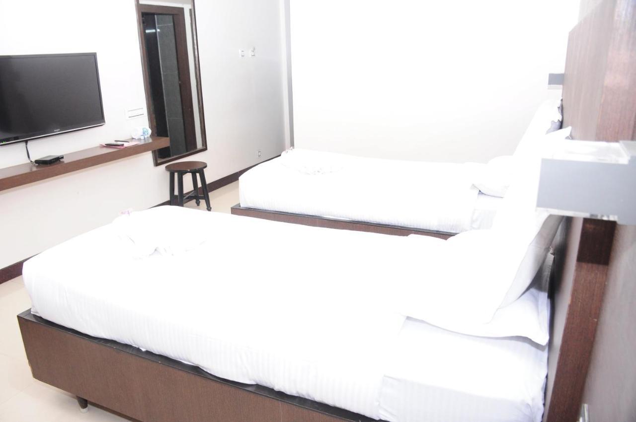 Hotel Surya Rājahmundry Esterno foto