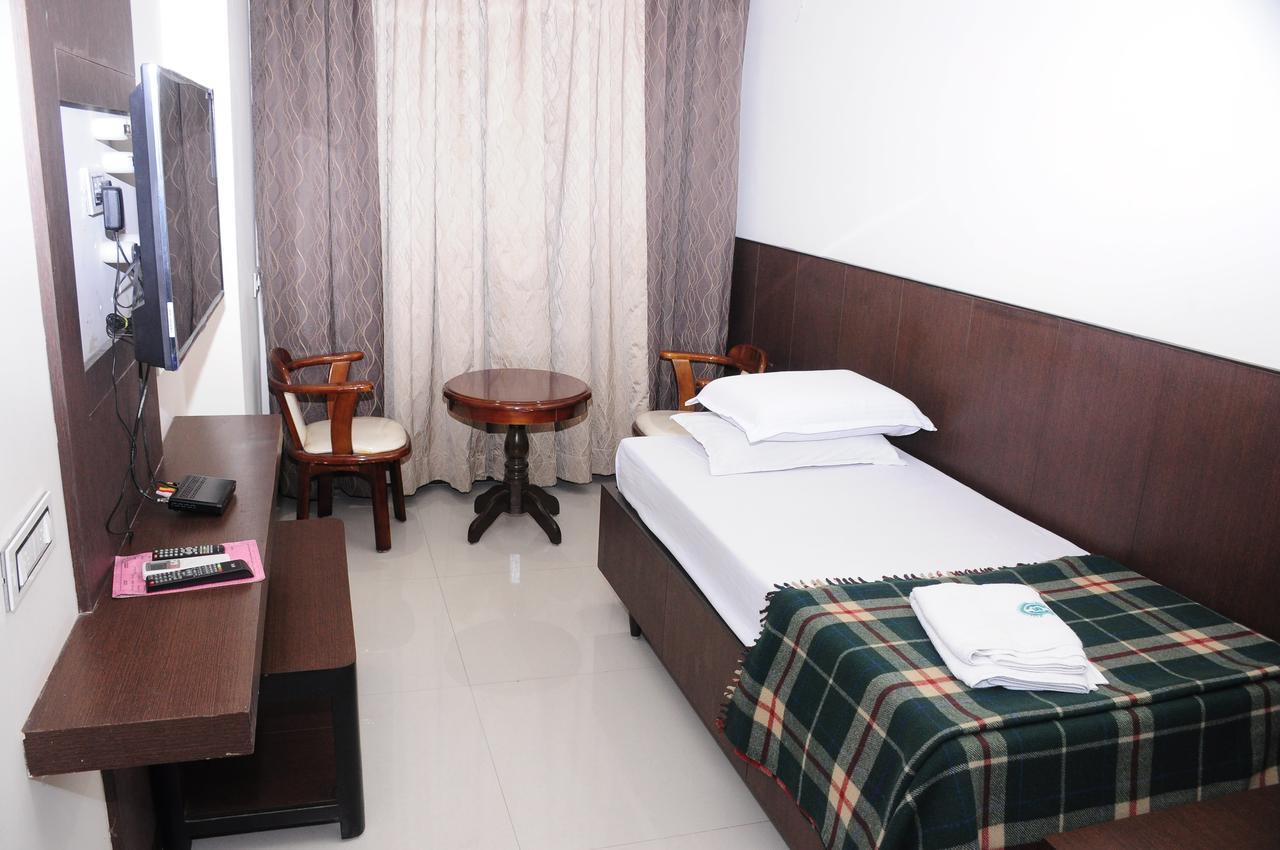 Hotel Surya Rājahmundry Esterno foto
