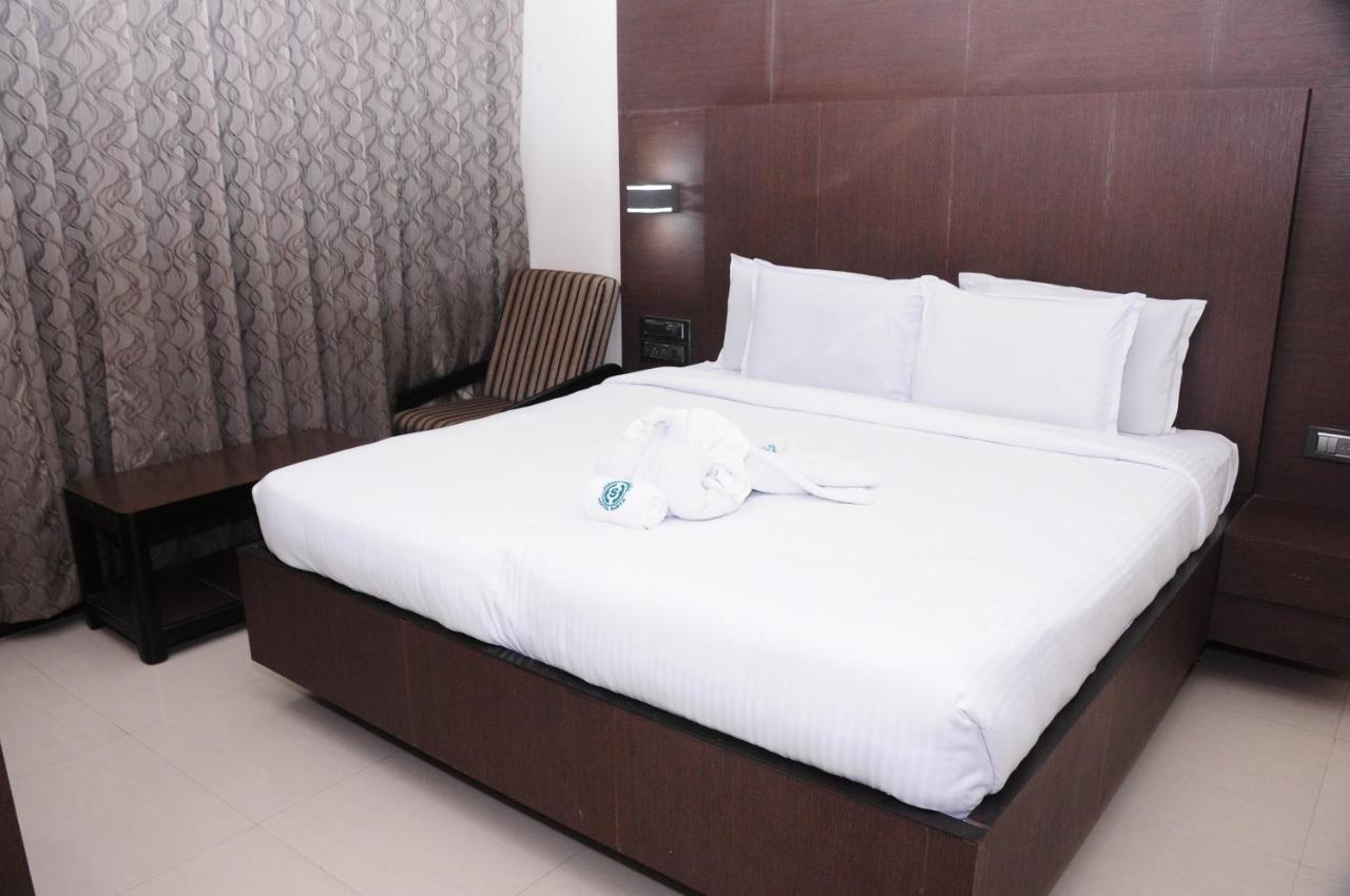 Hotel Surya Rājahmundry Esterno foto